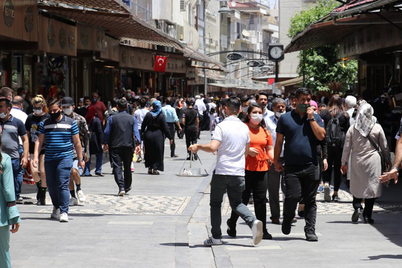 Covid-19 vakalarının arttığı Gaziantep’te sosyal mesafeye uyulmuyor
